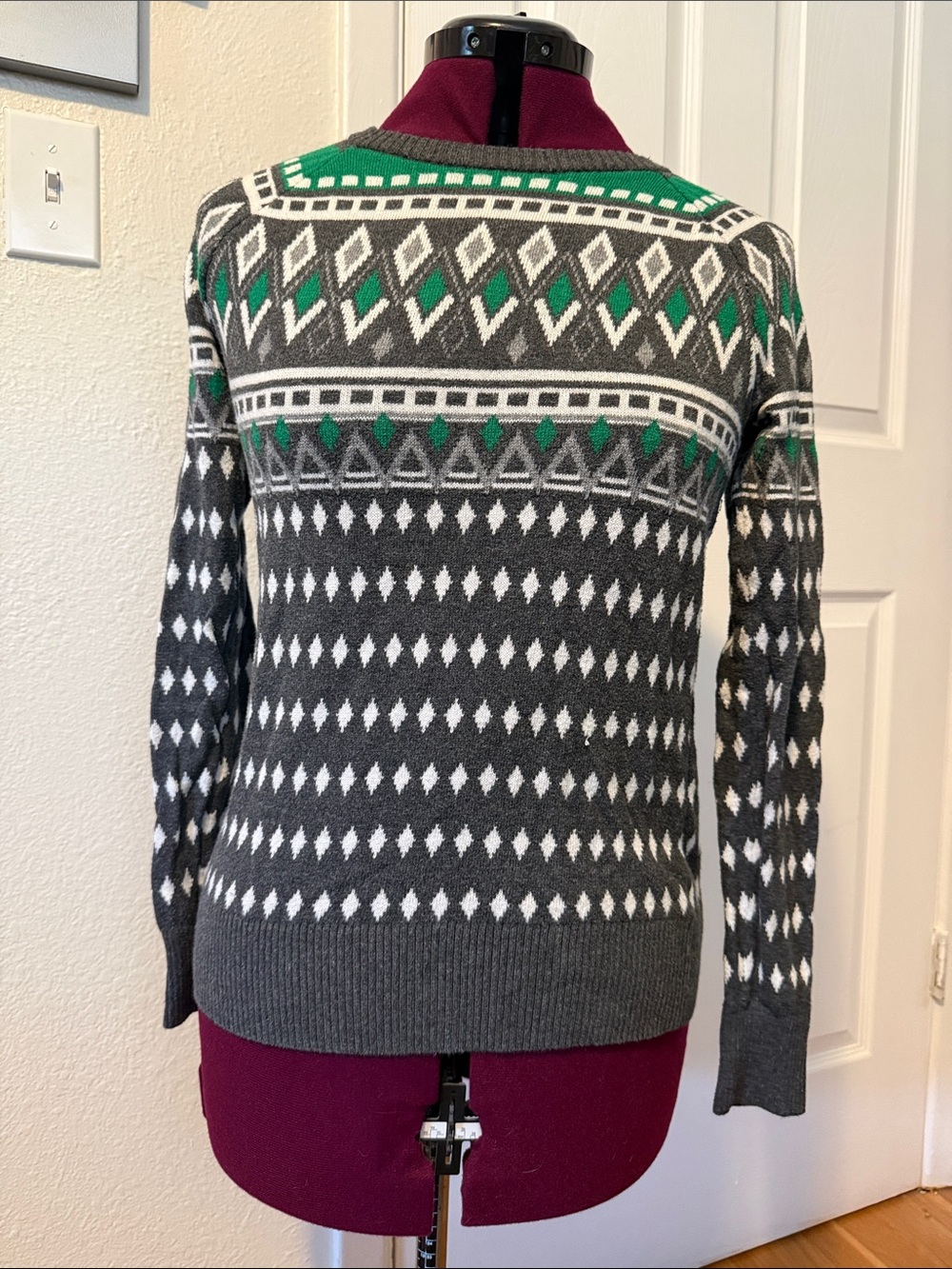 Women's Gray and Green Patterned Sweater